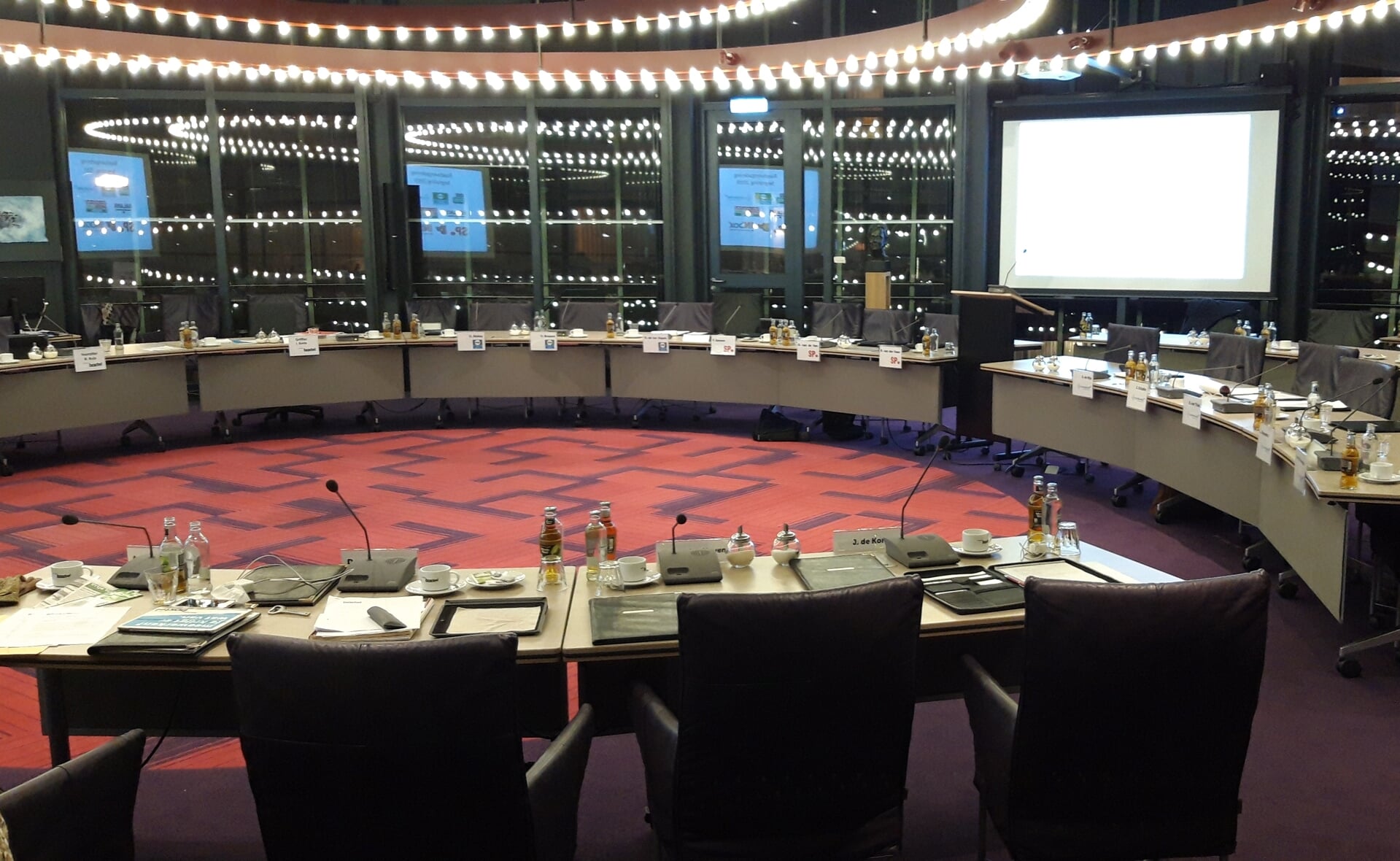 De raadzaal in Boxtel is verlaten tijdens de eerste schorsing van het begrotingsdebat. (Foto: Henk van Weert).