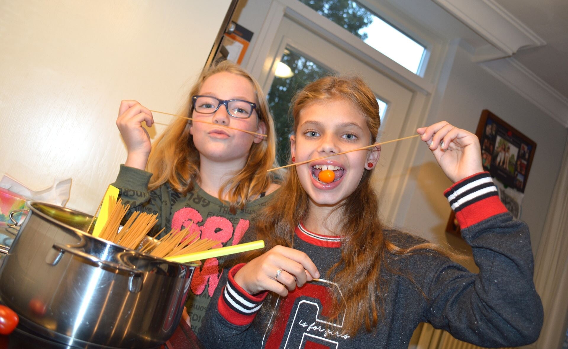 Meggie van Zuijlen (links) en Aukje de Beer uit Liempde staan zaterdag 6 oktober in de finale van Keukenbazen 2018, een  Brabantse kookwedstrijd voor kinderen van 10 tot 12 jaar. (Foto: Joleen van Rooij). 