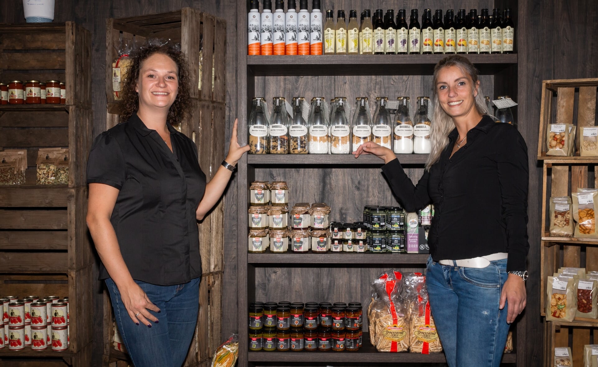 Op de plek waar voorheen 't Broodwinkeltje was gevestigd, hebben Elke de Raad en Anneke Klerkx-Groth delicatessenzaak 't Verswinkeltje geopend. (Foto: Daisy Renders). 