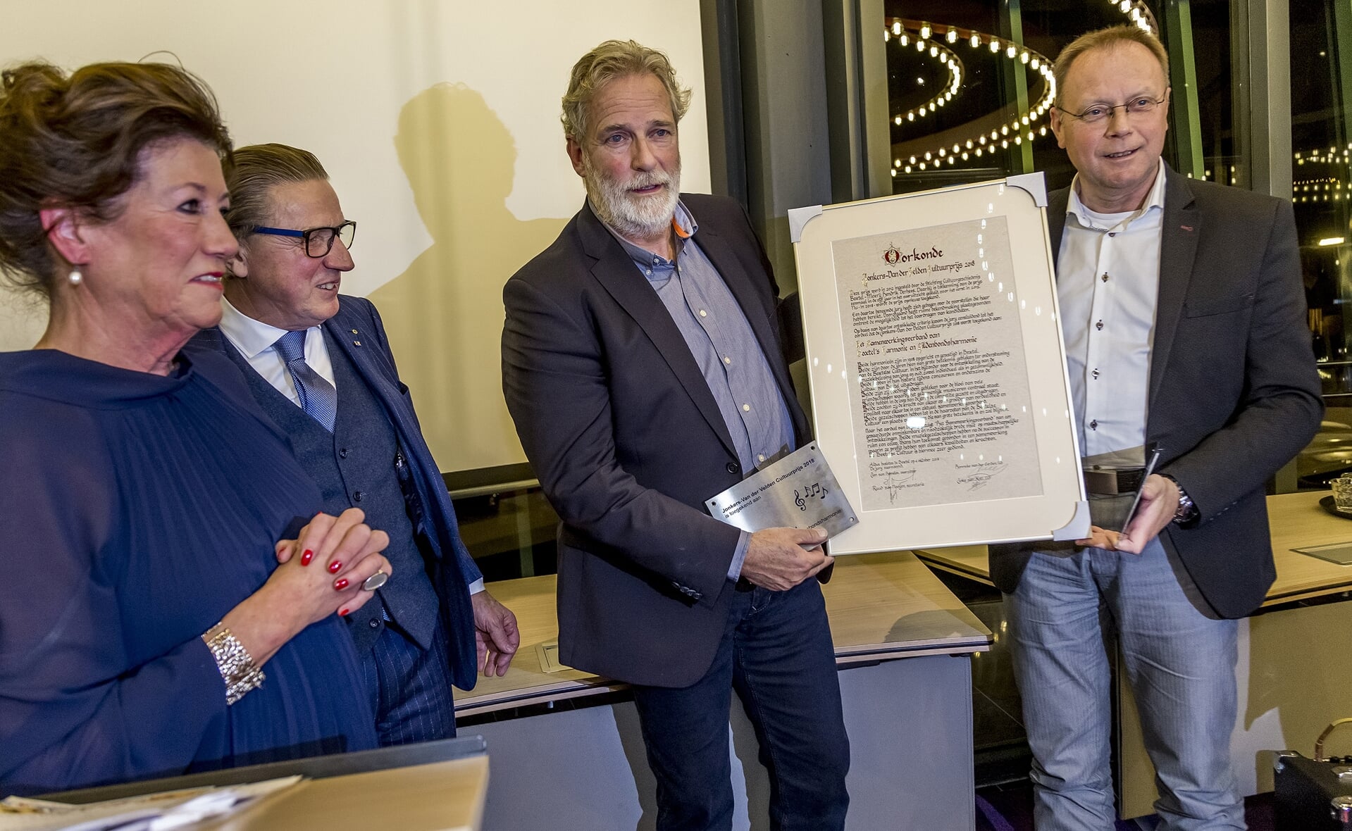 De voorzitters van de twee Boxtelse harmonieën nemen de oorkonde in ontvangst die hoort bij de Jonkers- van der Velden Cultuurprijs 2018. V.l.n.r. Ine en Ton Jonkers- van der Velden, Paul van Alphen en Jan de Koning.