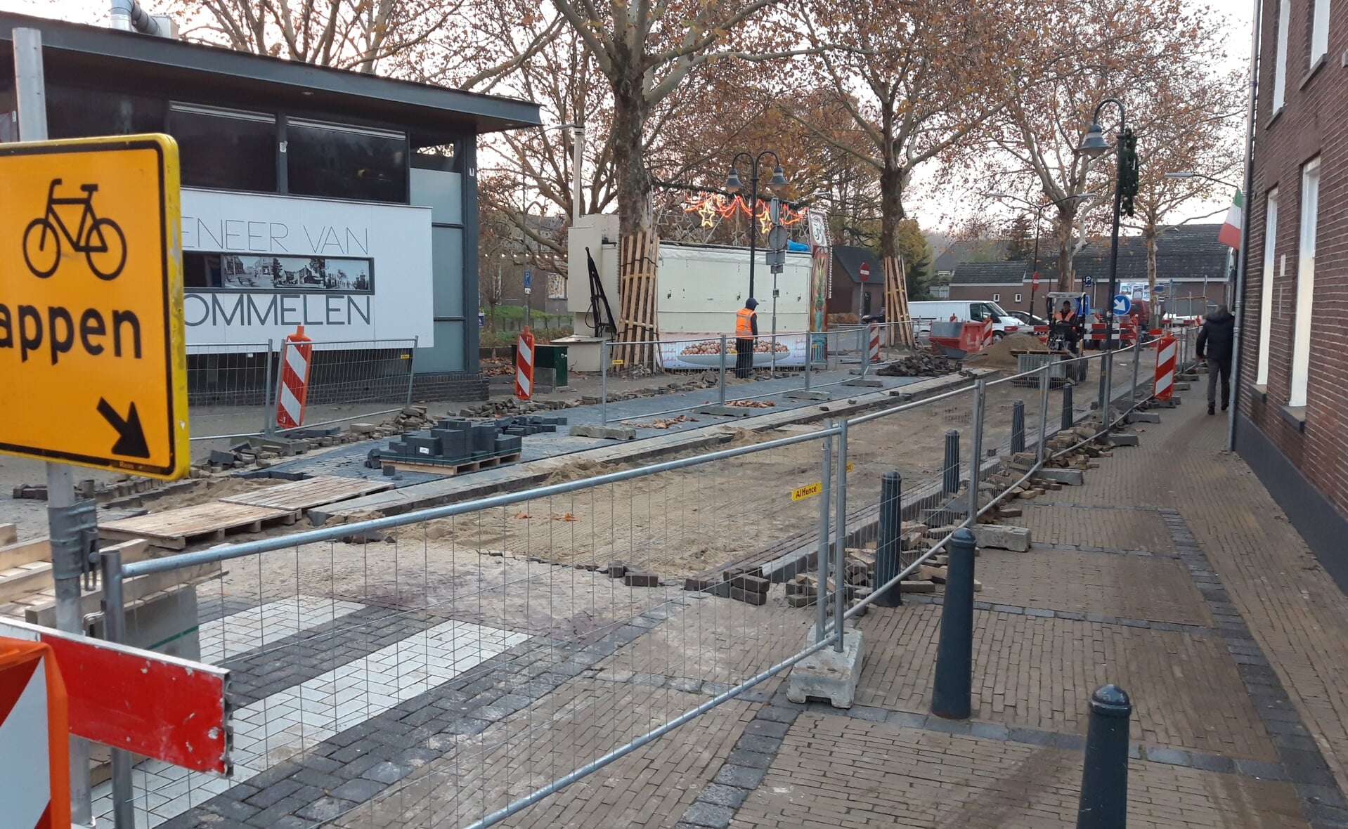 In de Prins Hendrikstraat wordt momenteel een laad- en losplaats voor vrachtauto's aangelegd. (Foto's: Henk van Weert). 