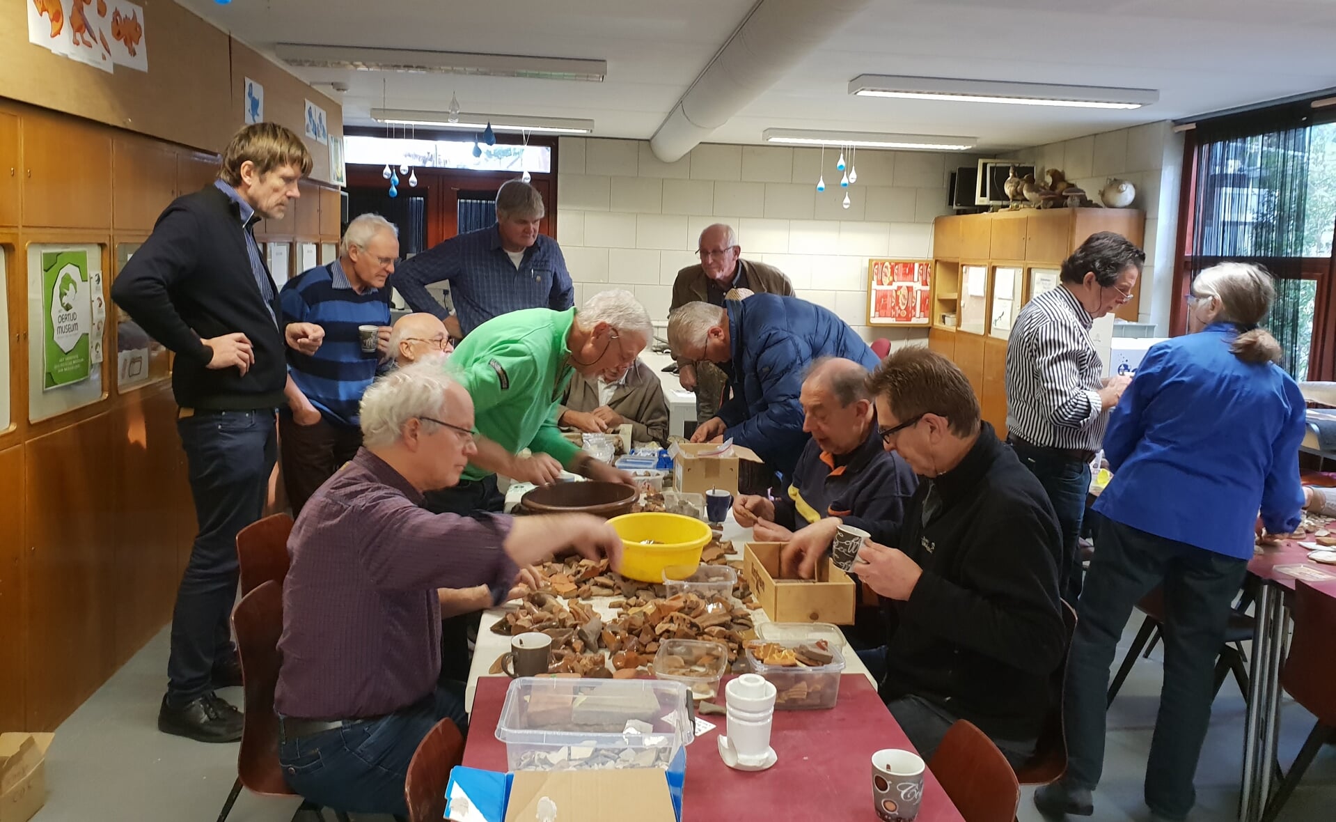 In het Oertijdmuseum aan de Bosscheweg maken vrijwilligers van de Boxtelse ArcheoHotspot bodemvondsten schoon. 