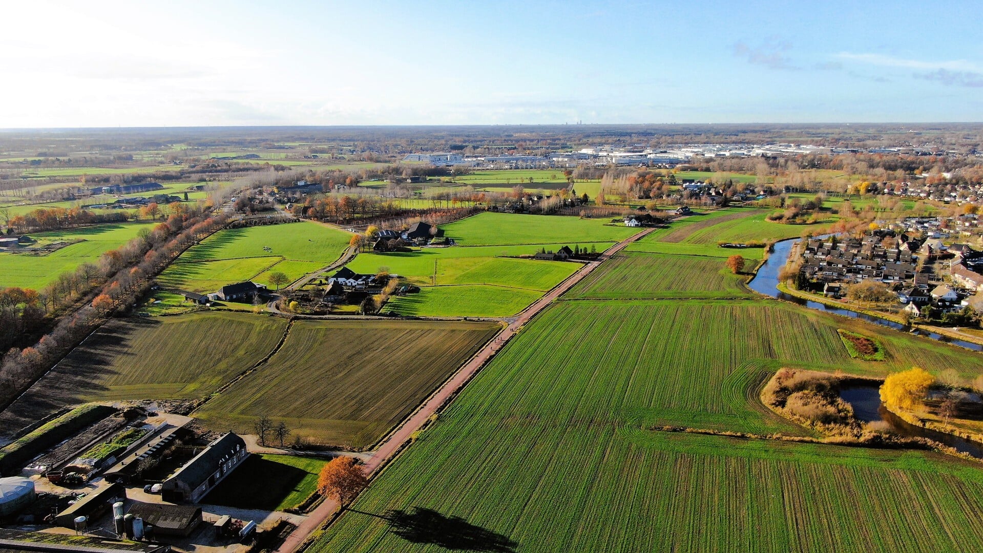 Het rode fietspad tussen Boxtel en Liempde loopt midden door het gebied waar het college van B en W in de verre toekomst woningbouw en bedrijvigheid willen hebben. 