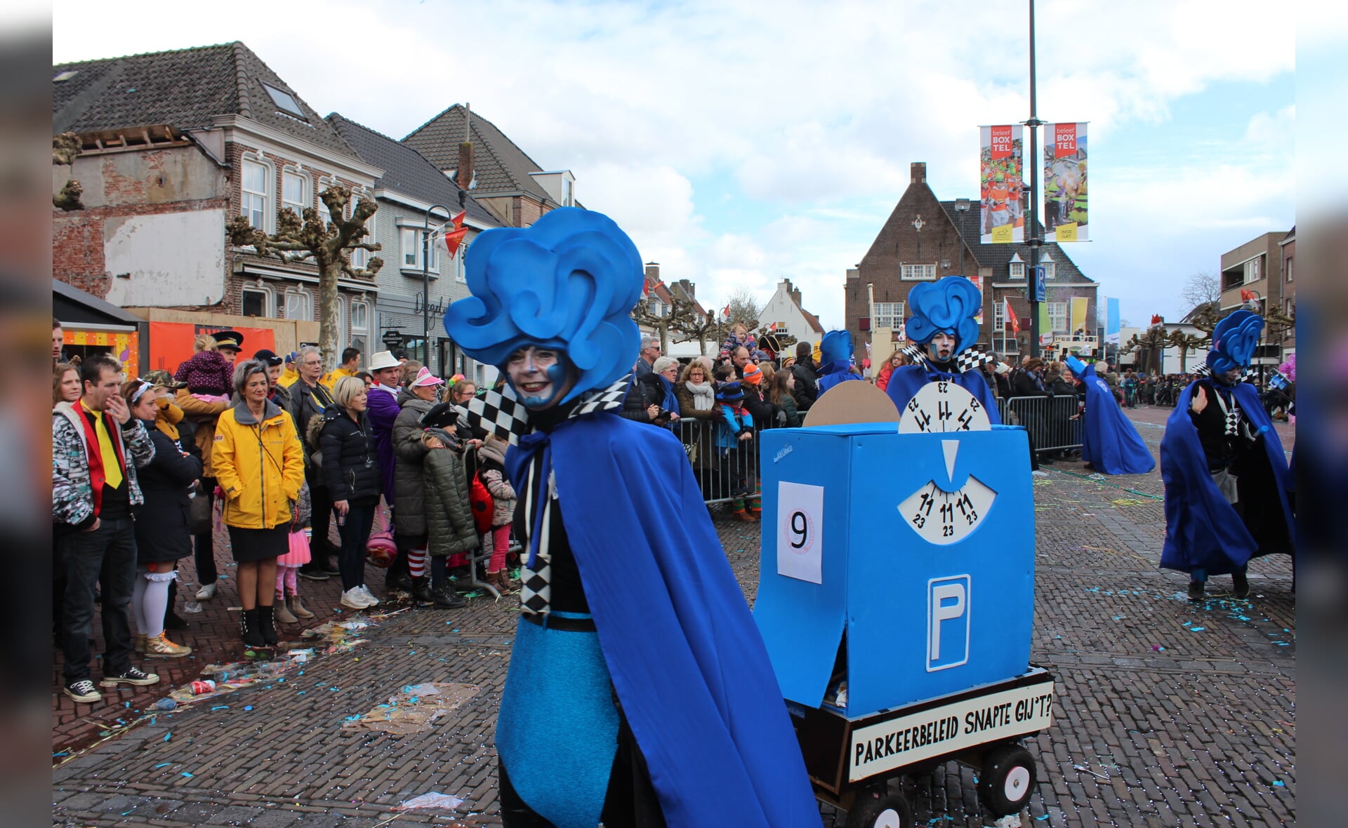 Loopgroep 'Een bietje meer' nam, net als andere deelnemers, het parkeerbeleid van de gemeente Boxtel op de korrel. (Foto: Annelieke van der Linden).