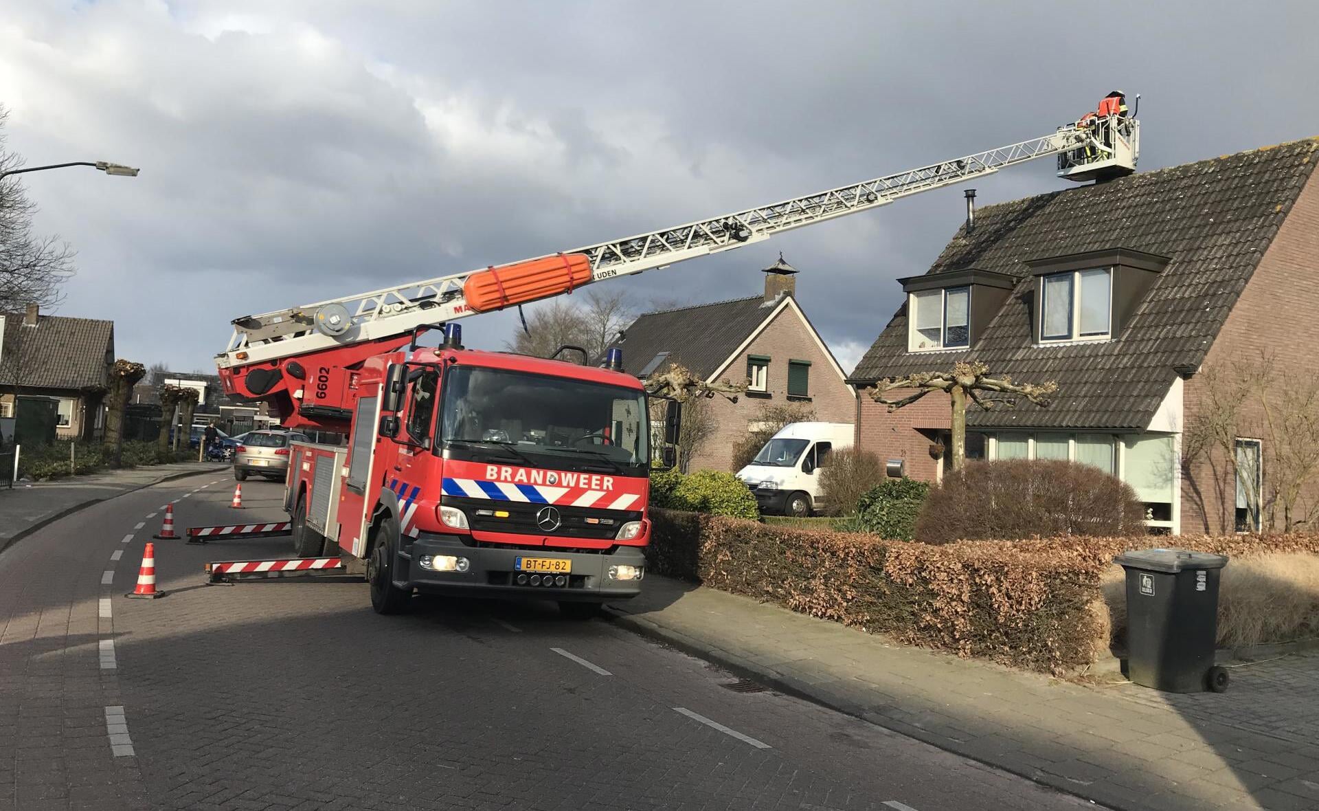 Zowel in Lennisheuvel (foto) als de Veldakkerstraat moest de Boxtelse brandweer in actie komen voor een schoorsteenbrandje. (Foto: Sander van Gils). 