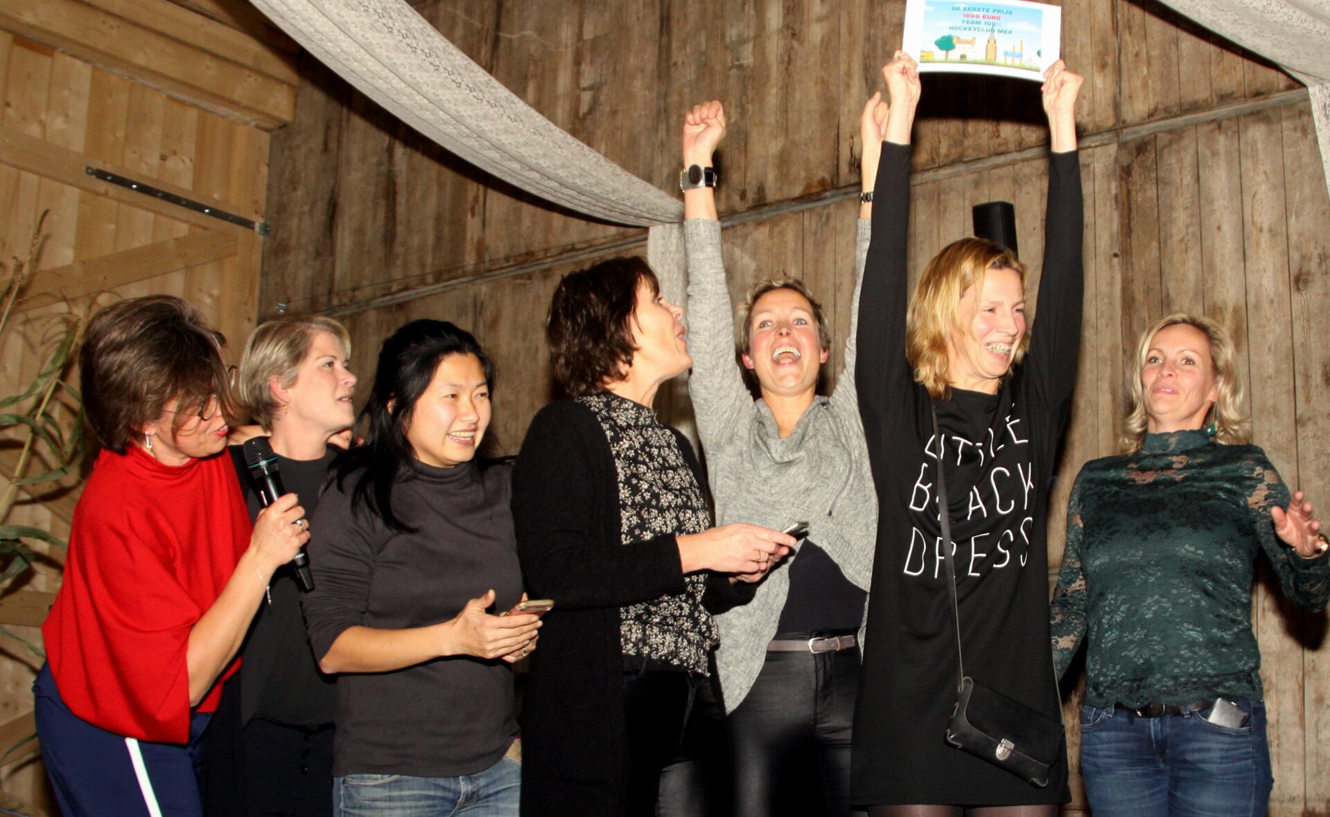 Eind november nam Team 100% de hoofdprijs van De Bokselse Kwis in ontvangst. (Foto: Gerard Schalkx). 