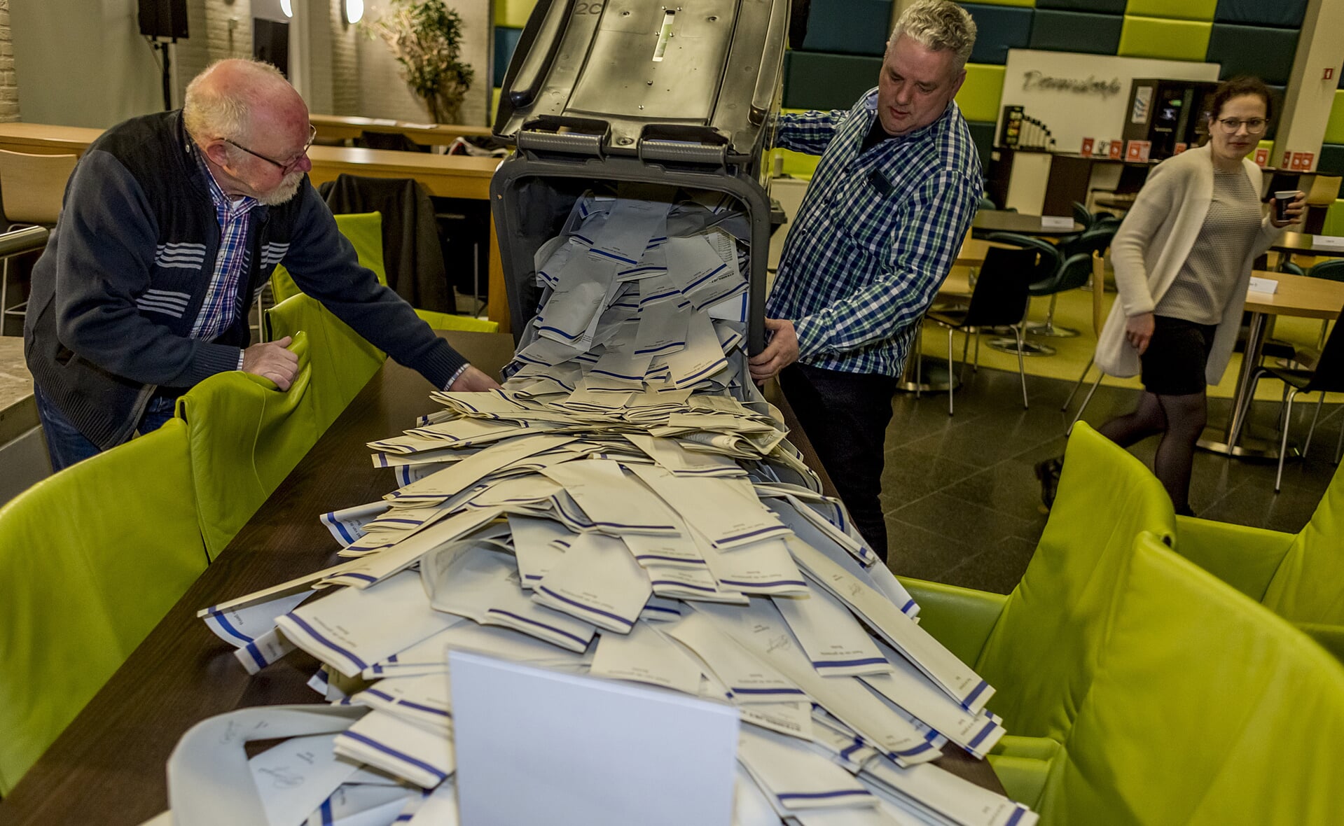 Stemmen tellen in het Waterschapsgebouw. (Foto: Peter de Koning).