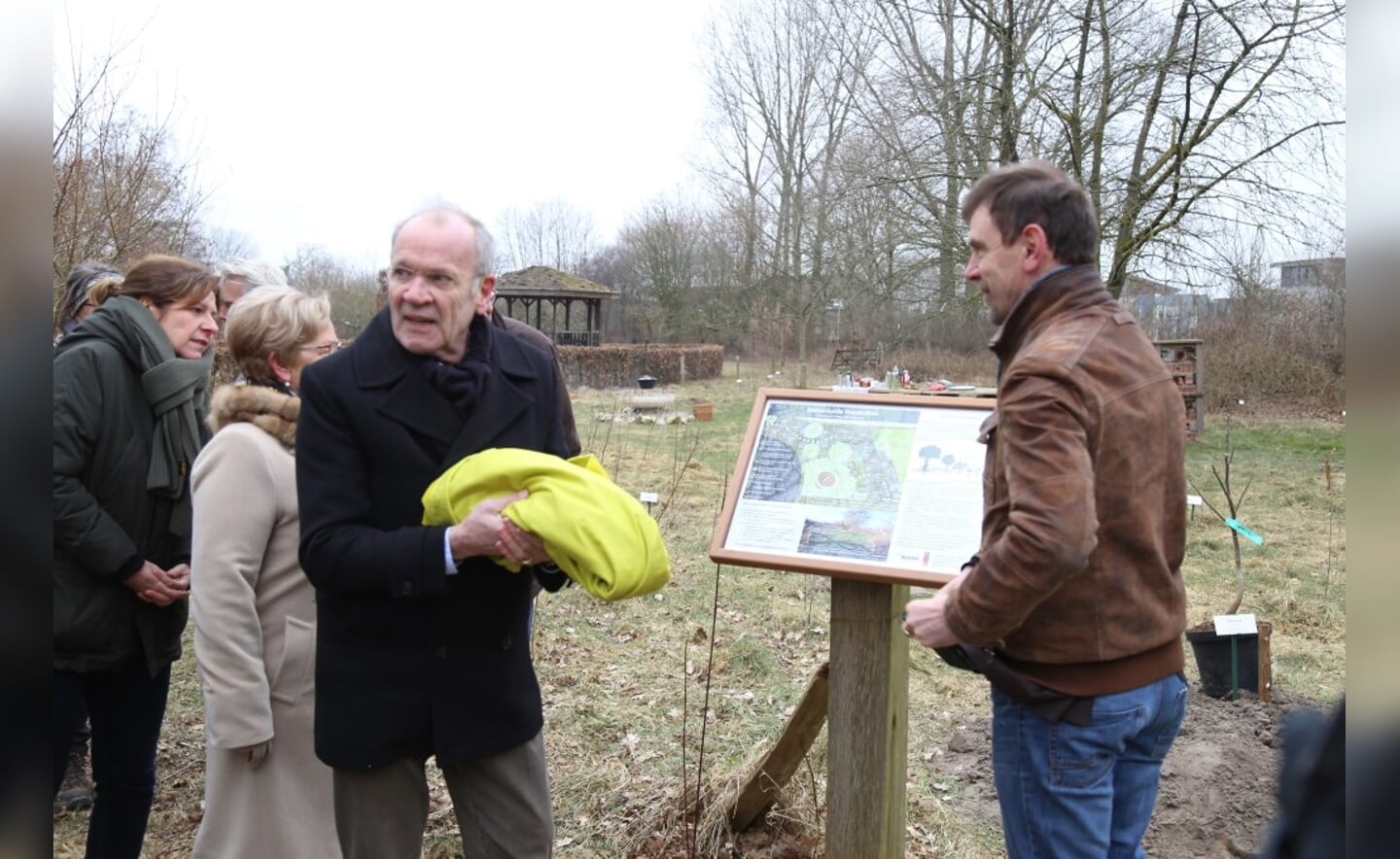 Wethouder Peter van de Wiel (r.) en voorzitter Yvo Kortmann van Nationaal Landschap Het Groene Woud onthullen het informatiebord bij het nieuwe Voedselbos.