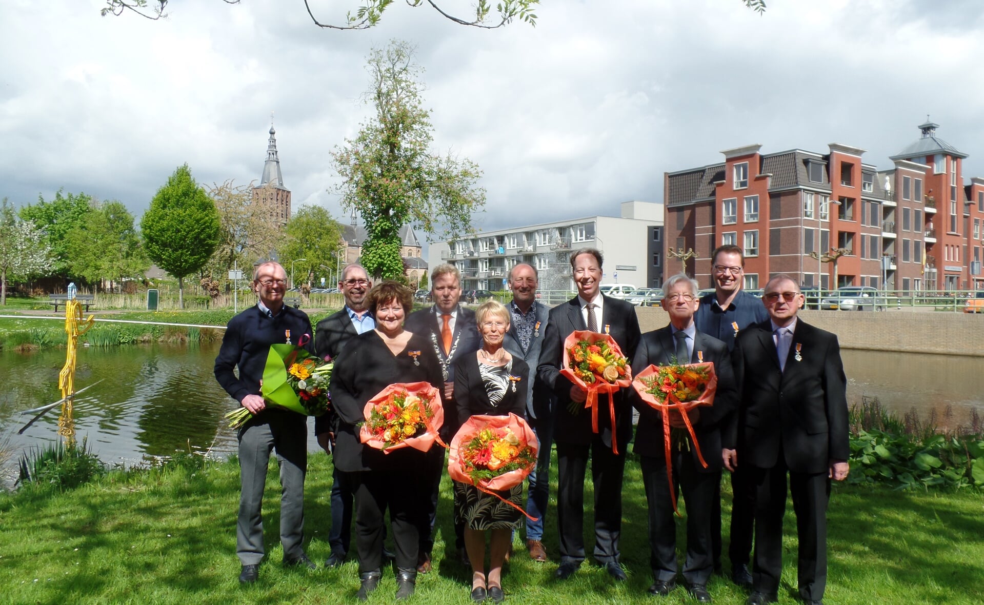 Burgemeester Mark Buijs poseert met de negen inwoners van Boxtel die werden benoemd tot lid in de Orde van Oranje-Nassau. (Foto: Pol Jansen). 