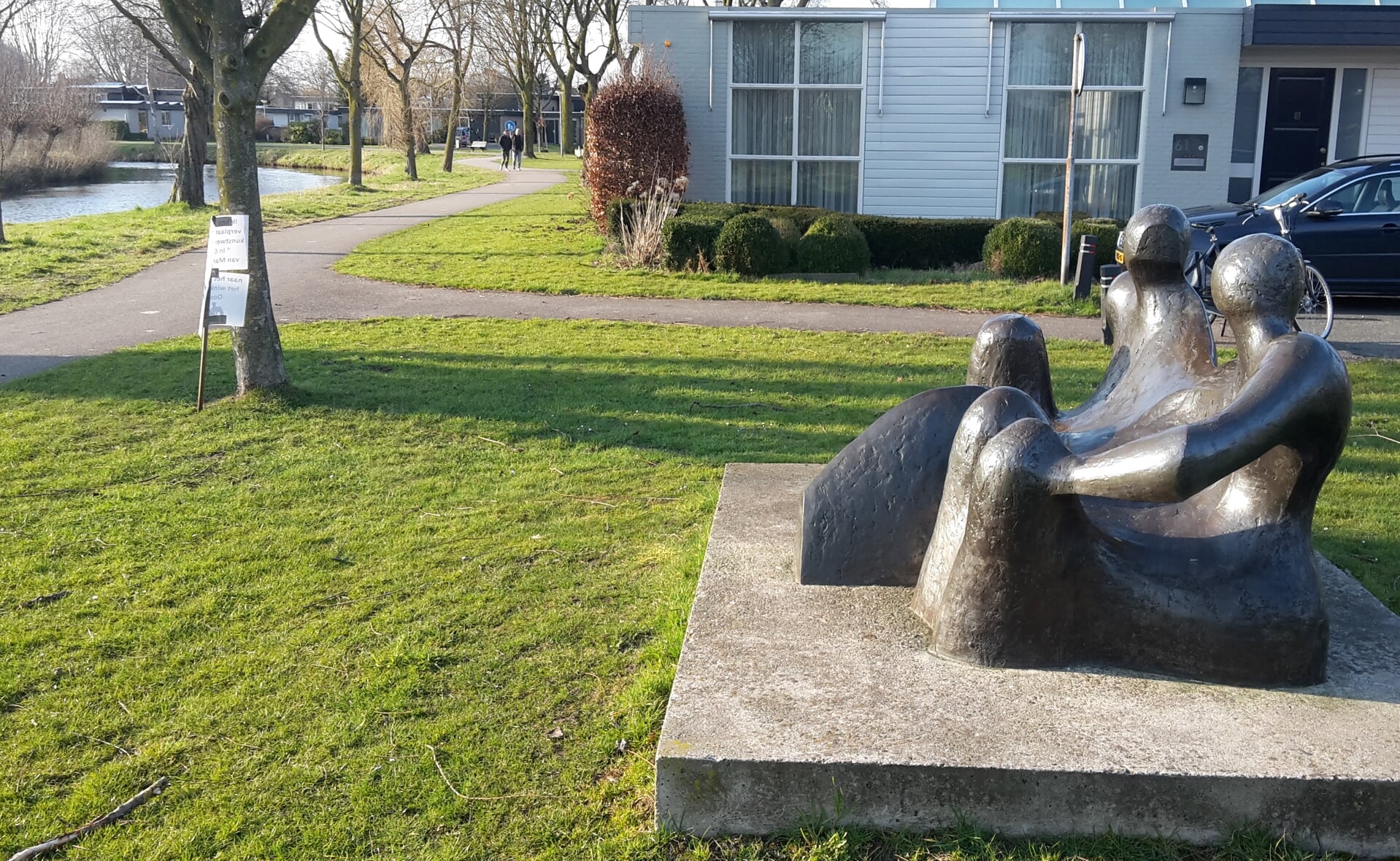 De gemeente Boxtel wil het bronzen plastiek In Gesprek een nieuwe plek geven. Het moet verhuizen van Dommeloord naar het Oosterpark aan de Maastrichtsestraat. (Foto: Henk van Weert). 