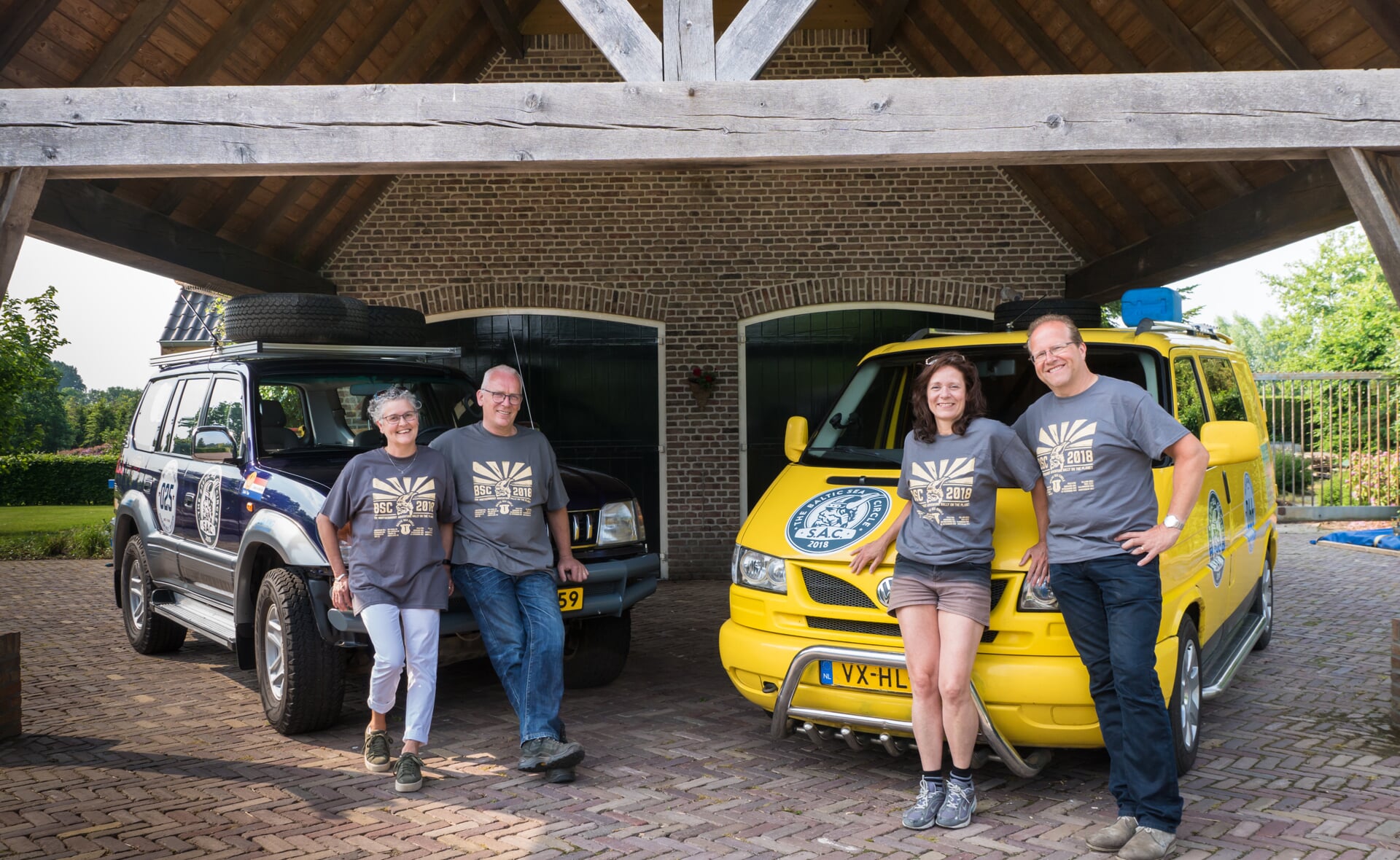 Johan en Marijke van Beek en Kees en Hèlen Berkelmans willen met de rally zoveel mogelijk geld ophalen voor respectievelijk stichting Het Vergeten Kind en Dream4Kids. (Foto: Daisy Renders).
