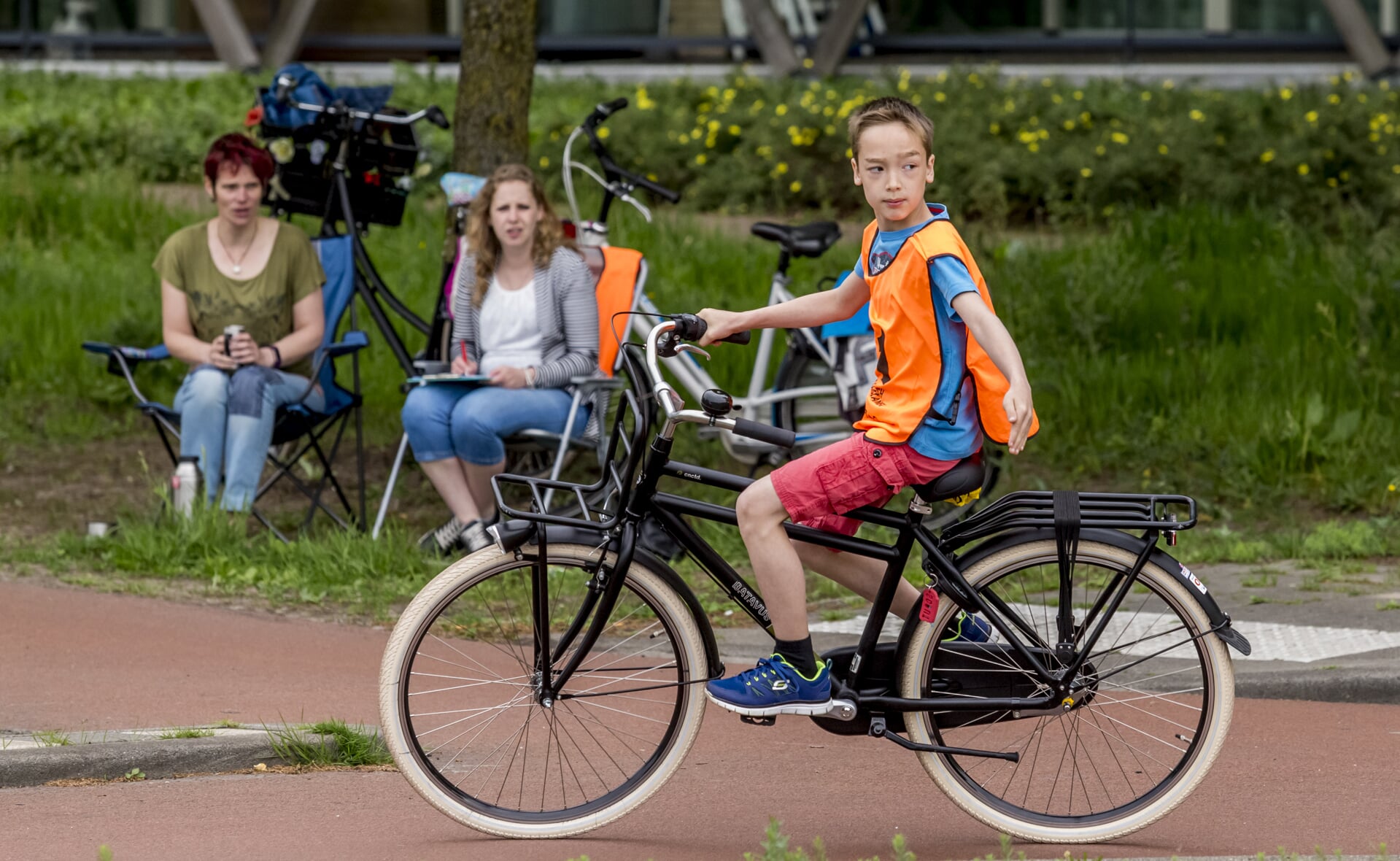 Tim van de Loo van basisschool De Beemden fietst tijdens het verkeersexamen over de rotonde Fellenoord. (Foto: Peter de Koning, 2017).