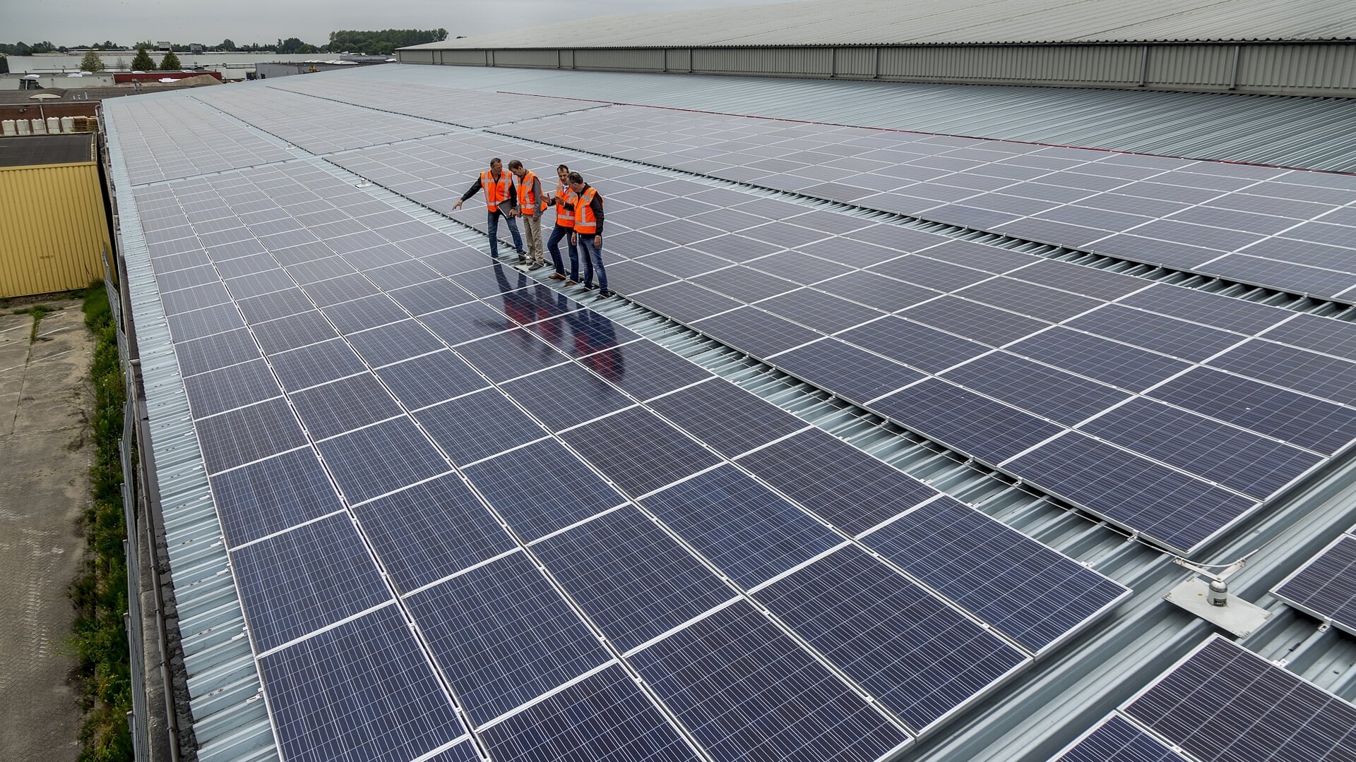 Diverse ondernemingen op Ladonk investeerden de afgelopen jaren in zonnepanelen, zo ook Handels- en Transportbedrijf Reijnders. Maar door krapte op het elektriciteitsnet kan het bedrijfsleven er nu moeizaam van profiteren.