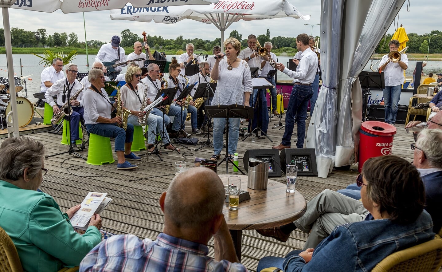 Optreden van de Stripe Big Band bij recreatieplas De Langspier in 2018.