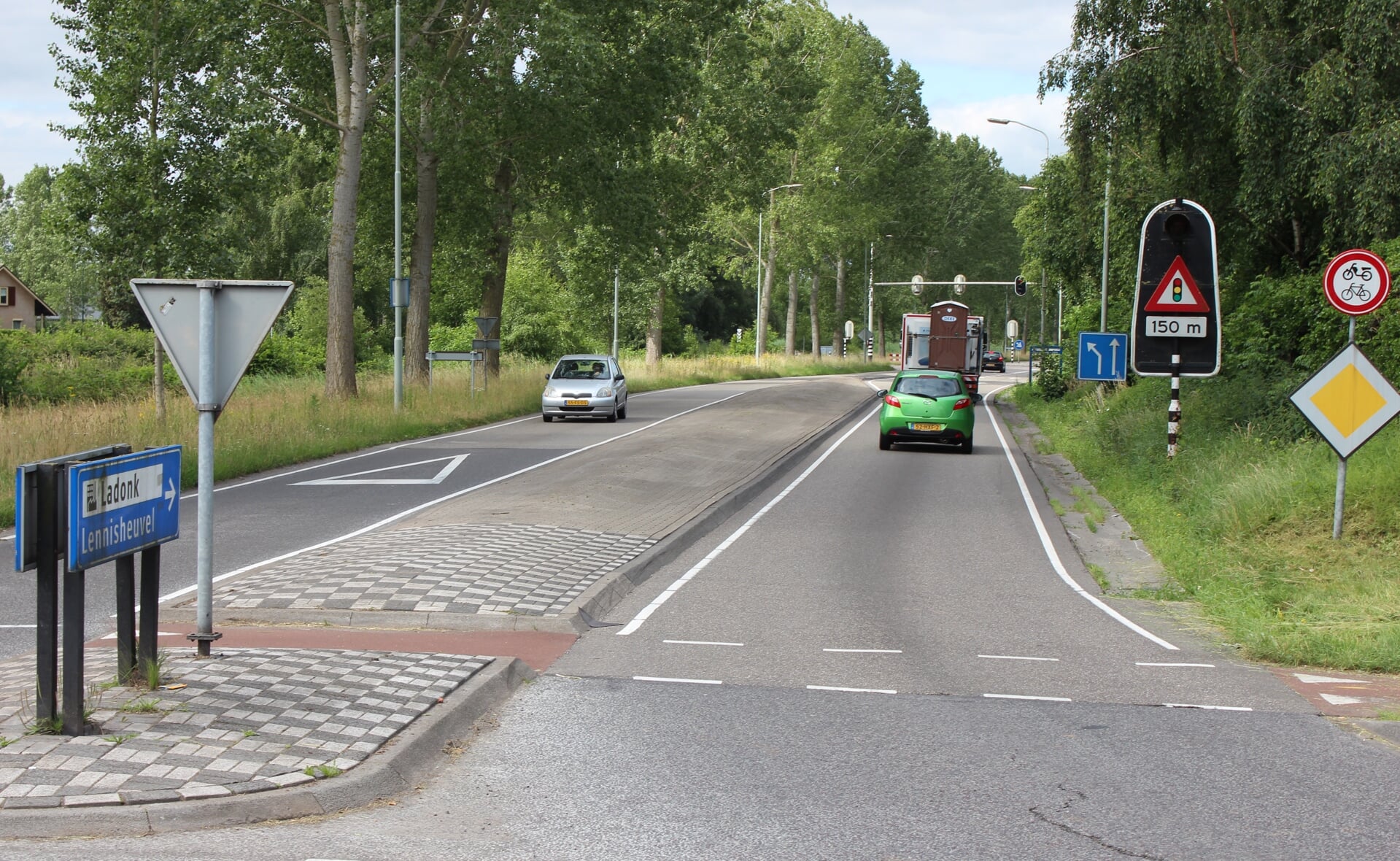 De Keulsebaan is een van de wegen waarover de gasten moeten reizen om bij We Are Electric uit te komen. Bij de stoplichten ter hoogte van de Oirschotseweg zullen vrijdag 6 juli zo'n 5.000 voertuigen die vanaf de A2 komen, linksaf moeten. (Foto: Pål Jansen).