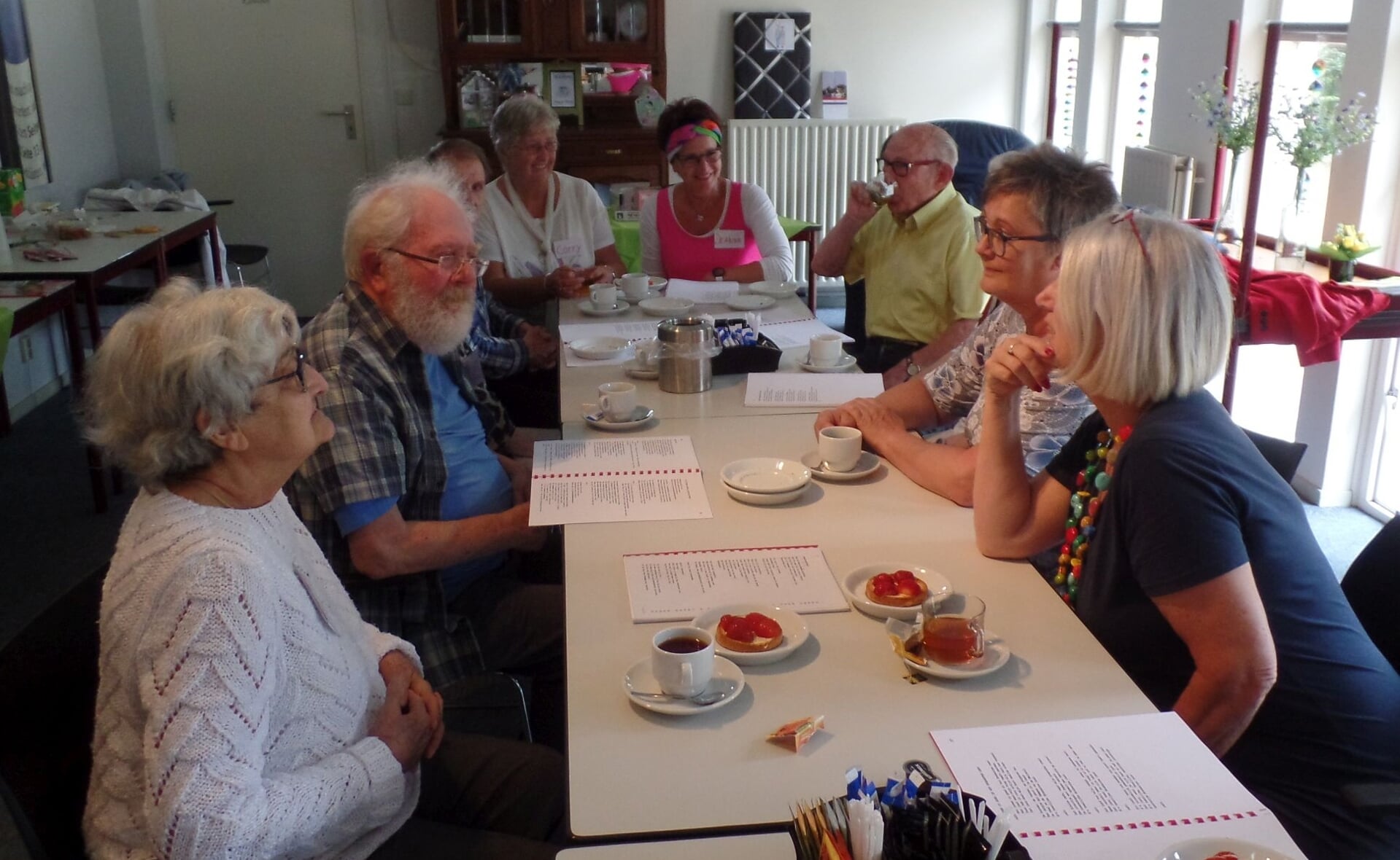Dagbestedingsprojecten kunnen op kleine schaal weer starten om eenzaamheid van ouderen tegen te gaan. Deze foto dateert van een bijeenkomst van Dagje Thuis in De Rots. (Foto: Henk van Weert, 2018 ). 