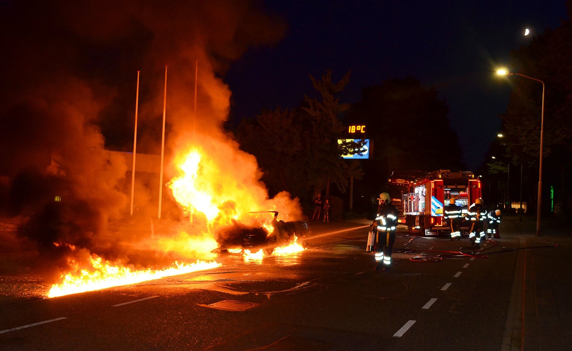 Op de Mijlstraat in Boxtel brandde een auto volledig uit. (Foto: Sander van Gils). 