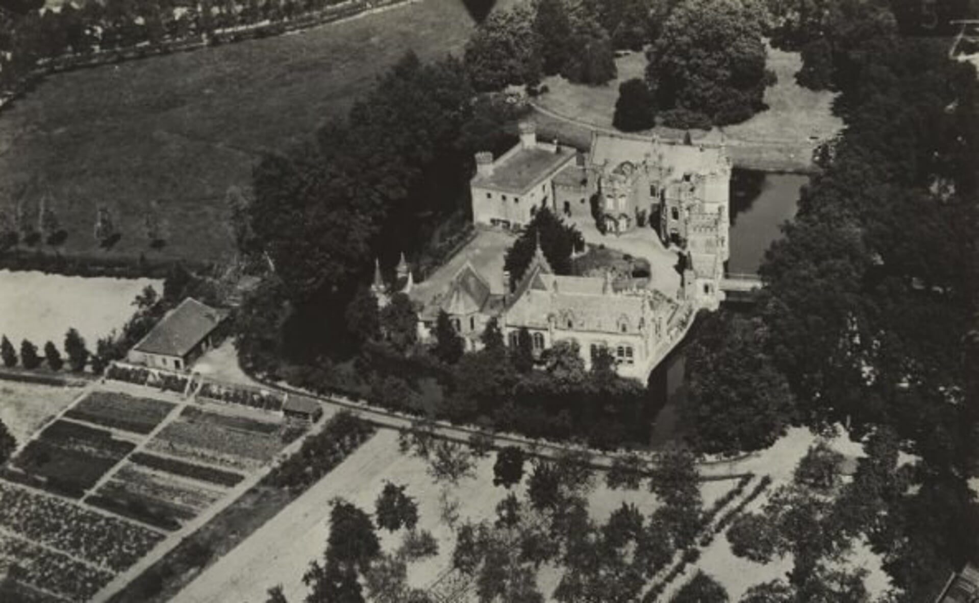 Een historische luchtfoto van Kasteel Stapelen, gedateerd tussen 1920 en 1940.