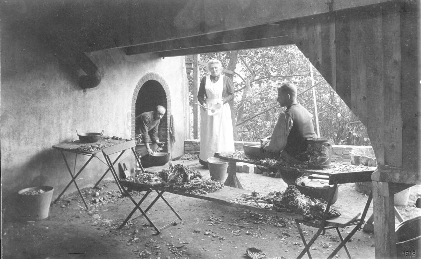 Op deze foto uit 1915, ten tijde dat de paters het kateel betrokken: In het midden mevr. Marie-Louise Mahie-de Ceva (1857-1922), weduwe van dhr. Gerardus Mahie, onder de loopbrug tussen de slotkapel en ridderzaal.