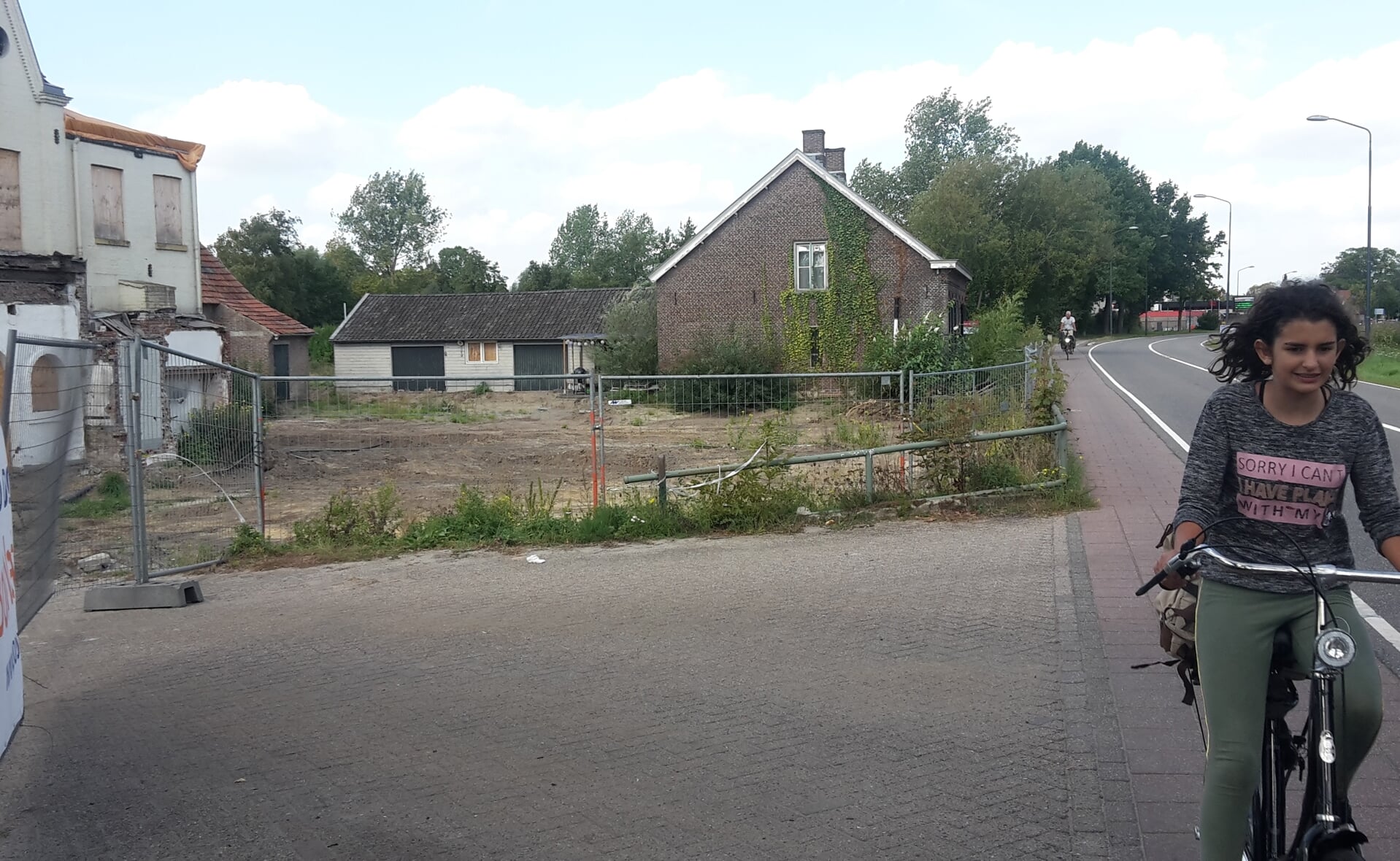Blik in noordelijke richting ter hoogte van de inrit van de nieuwbouwlocatie Jorishof aan de Eindhovenseweg. De scheiding met de rijbaan voor autoverkeer bestaat uit niet meer dan een witte streep. (Foto: Henk van Weert, 2018).