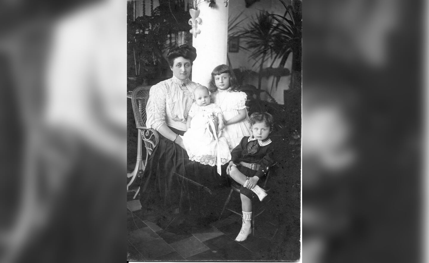 Mevr. Marie-Eugénie de Locht-Mahie (1881-1965), met haar drie kinderen: Jeanne, Marius en Charles (1908)