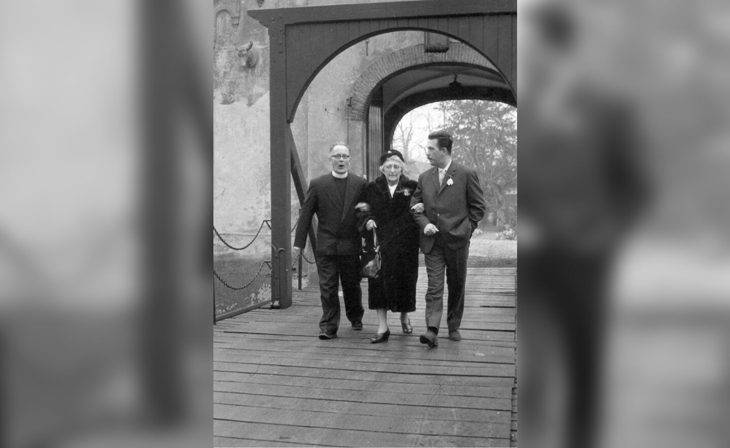 Laatste bezoek van mevr. Marie-Eugénie de Locht-Mahie met kleinzoon aan het Kasteel. Br. Bernard Lindeman praat hen de brug over.