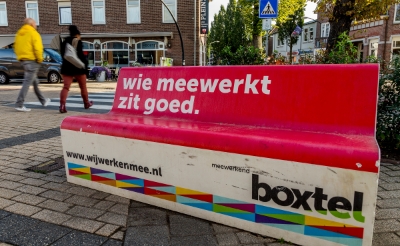 <p>Wie meewerkt zit goed. Zitbankjes op diverse plekken in Boxtel dragen het motto uit waarmee het gemeentebestuur burgers en organisaties oproept een bijdrage te leveren aan een betere leefgemeenschap. (Foto: Peter de Koning).</p>