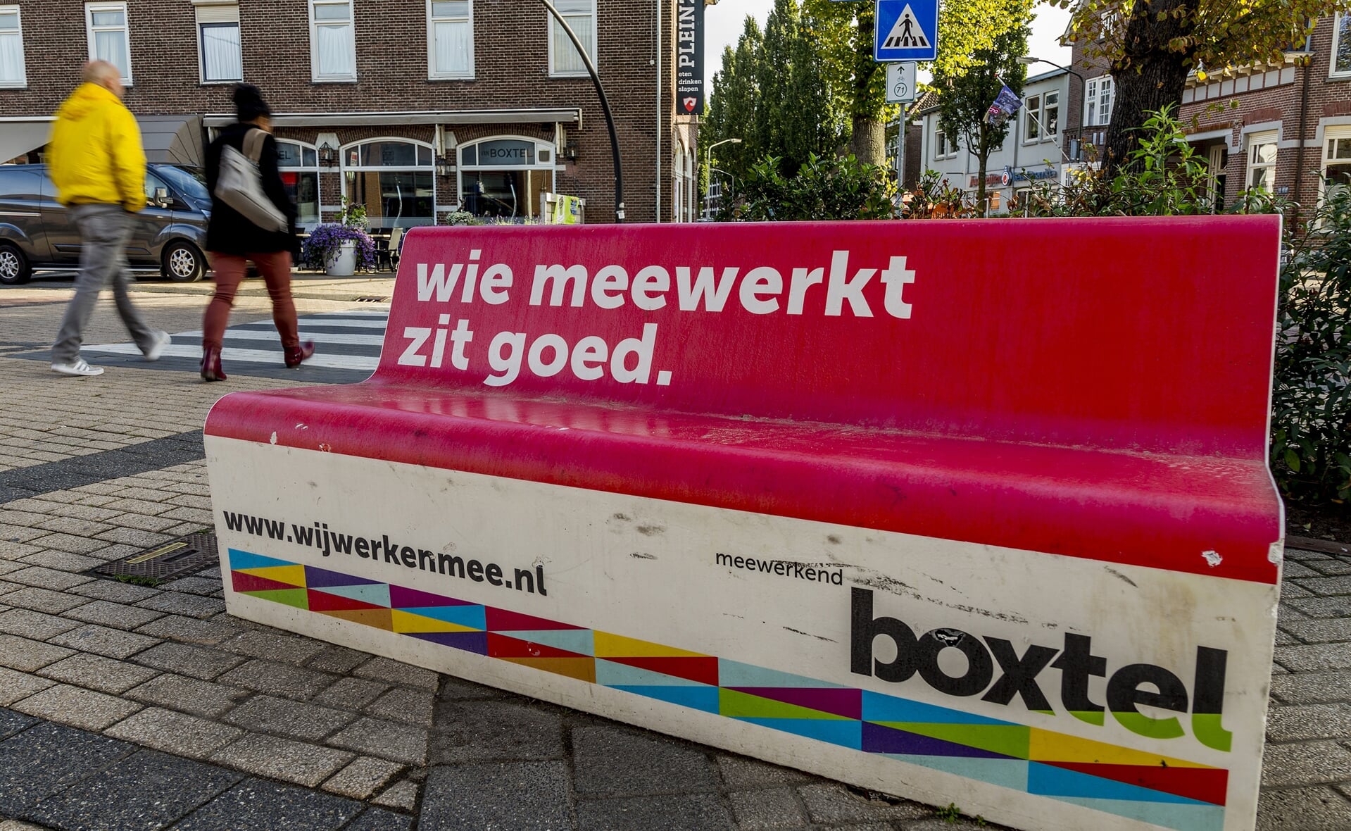 Wie meewerkt zit goed. Zitbankjes op diverse plekken in Boxtel dragen het motto uit waarmee het gemeentebestuur burgers en organisaties oproept een bijdrage te leveren aan een betere leefgemeenschap. (Foto: Peter de Koning).