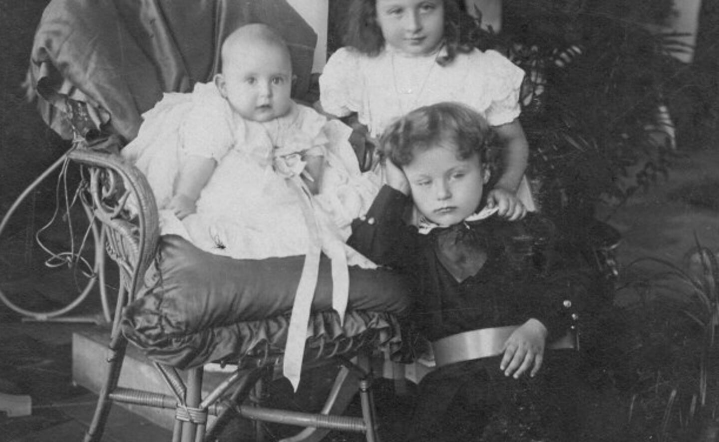 De drie kinderen van Marie-Eugénie de Locht-Mahie uit haar huwelijk met Louis de Locht: staande Jeanne (geb. 1904) en vóór haar Marius (geb. 1906), en zittend in stoel Charles (geb. 1908).