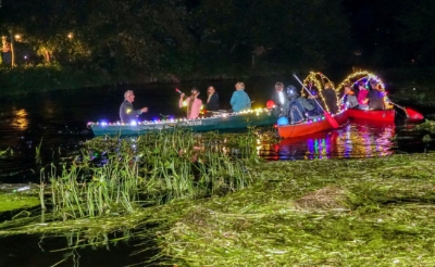 Met feëeriek verlichte kano's in het donker over de rivier peddelen zit er dit jaar niet in.