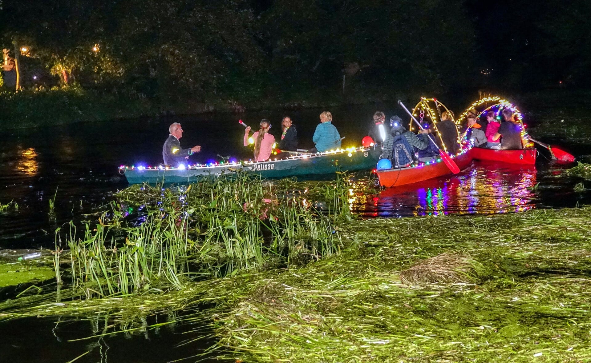 Met feëeriek verlichte kano's in het donker over de rivier peddelen zit er dit jaar niet in. 