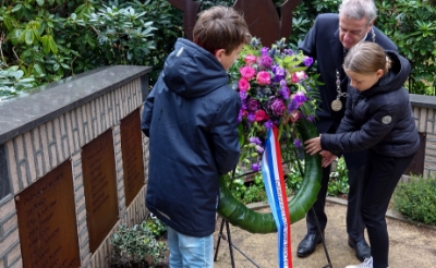 <p>Vorig jaar nog legde waarnemend burgemeester Fons Naterop met twee Boxtelse kinderen een krans bij het verzetsmonument. </p>