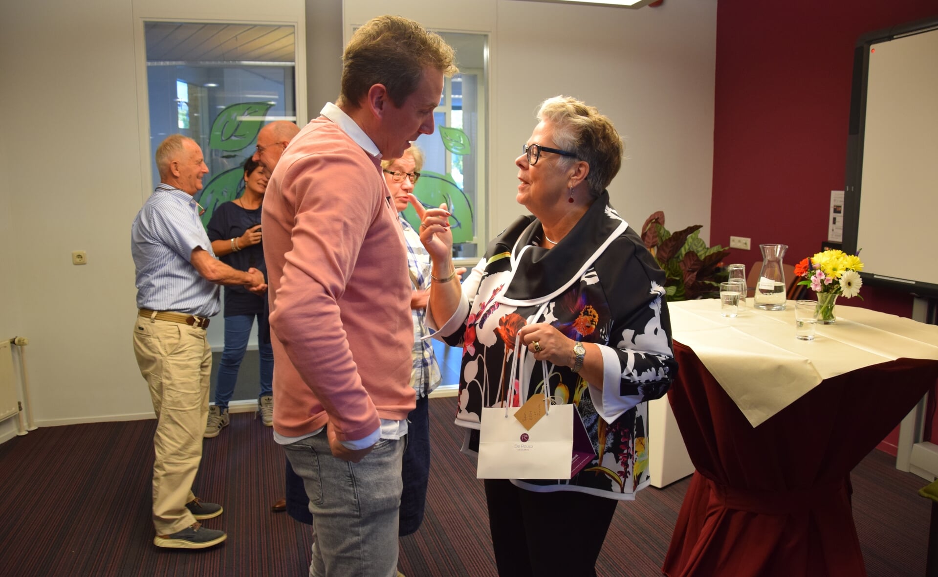 Raadslid Peter den Ouden (Samenwerking 95) was vorige week donderdag een van de bezoekers die afscheid van burgemeester Jeannette Zwijnenburg. (Foto: Rens van den Elsen).