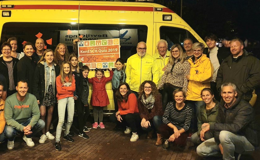 Medewerkers van de WensAmbulance, samen met het winnende team en de Knoestjes. Foto: Bas vd Bersselaar