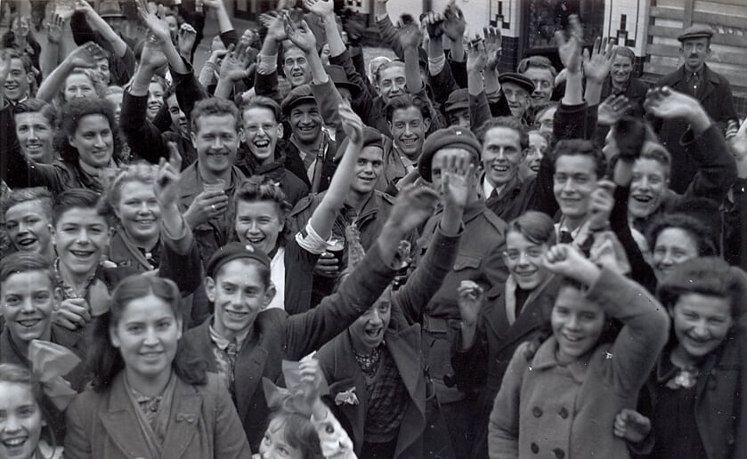 Boxtelaren vieren de bevrijding op de Markt in Boxtel in oktober 1944 (foto: Beeldbank Heemkunde Boxtel)