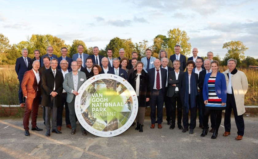 Bij de start van De Week van het Landschap ondertekenden meer dan 30 vertegenwoordigers van overheden, het bedrijfsleven en maatschappelijke organisaties'n samenwerkingsovereenkomst voor Van Gogh Nationaal Park i.o. Foto: James van Leuven.