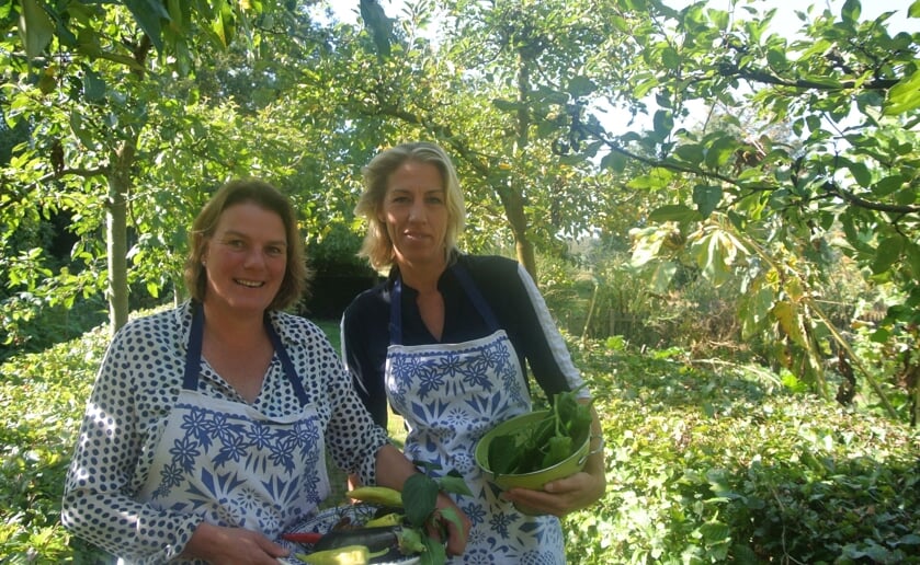 Catrien (links) en Irma (rechts) geven de workshop Gezond Koken en laten zien dat een gezonde maaltijd koken makkelijk kan zijn.