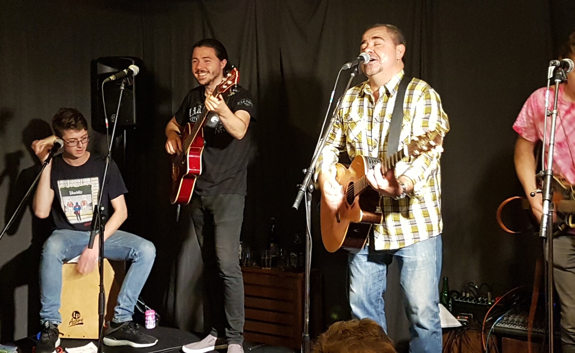 Pete Riley (midden) tijdens een eerder optreden van Vendel Live (Foto: Judith Terlouw, 2017).