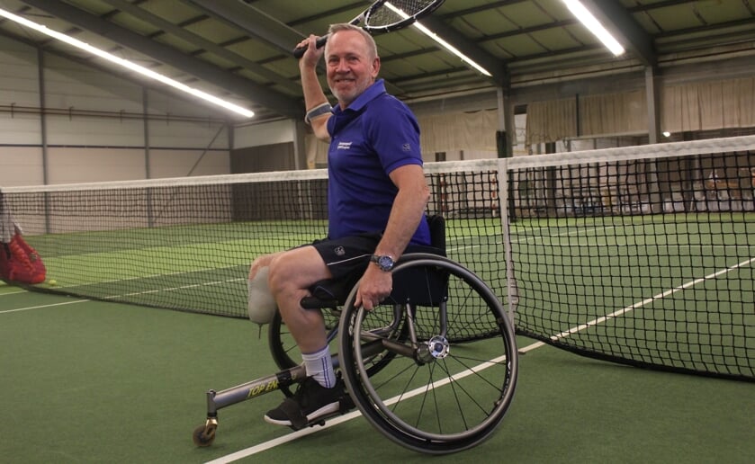 Na een ernstig motorongeluk verloor Riens van Raaij zijn onderbeen en sportief als hij is, ging hij rolstoeltennisen. Foto: Wendy van Lijssel