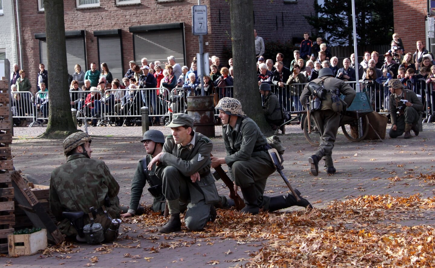 Schoten klonken in oktober door de Essche straten. De 75e herdenking van de bevrijding werd in Esch grootser aangepakt dan ooit. (Foto's: Gerard Schalkx). 