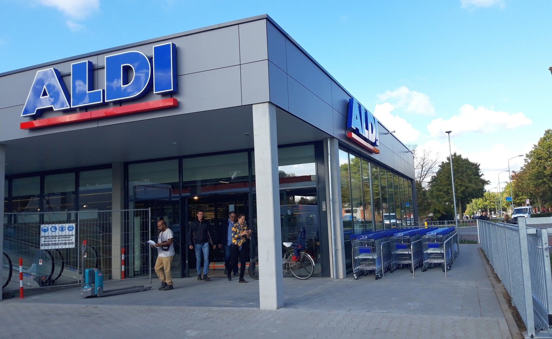 De Aldi-vestiging aan de Brederodeweg is geopend op 1 november 2019 ter vervanging van de twee andere winkels aan de Kapelweg en in winkelcentrum Oosterhof. 