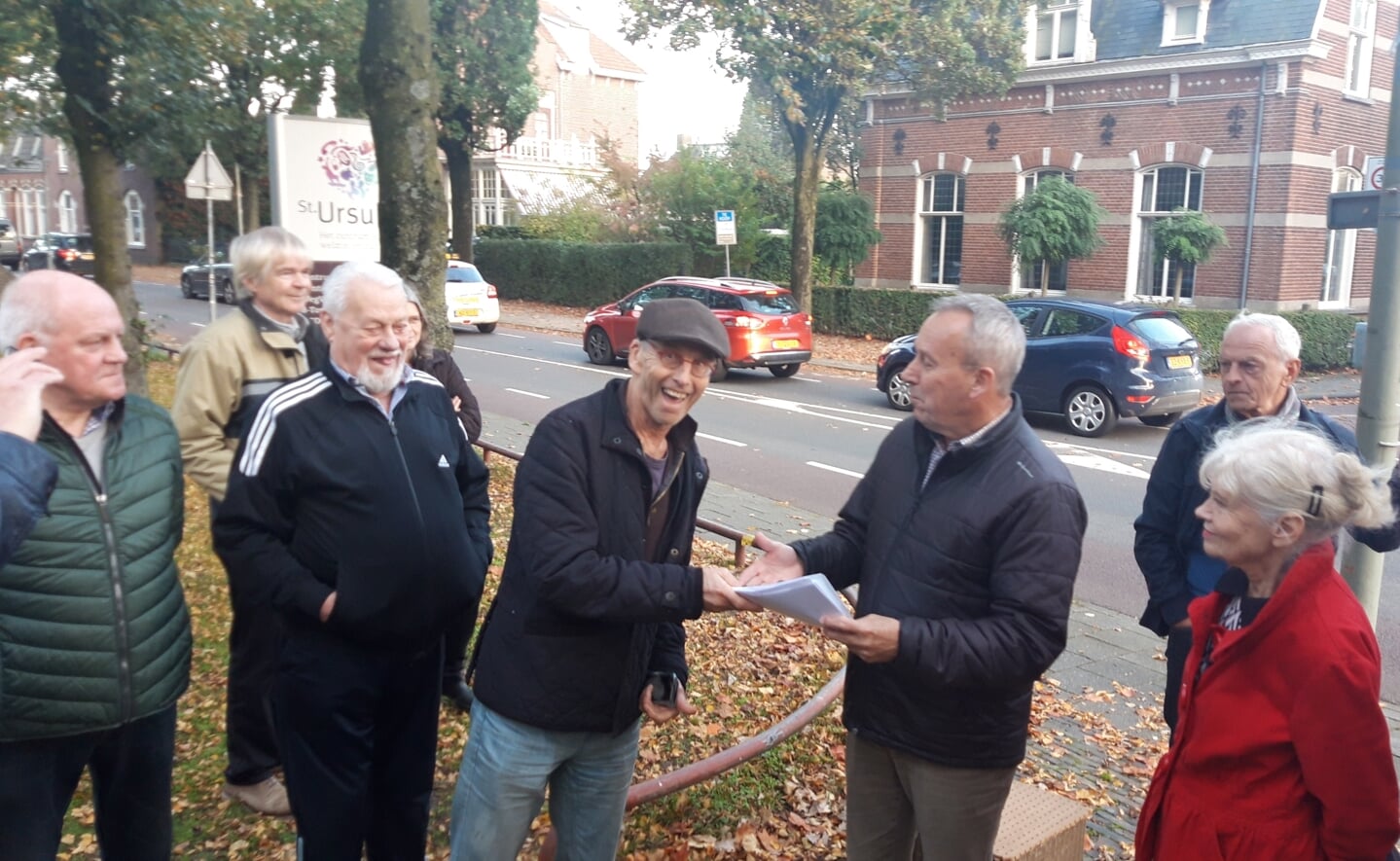 Wethouder Herman van Wanrooij is blij met de actiegroep Bar & Boos. Hij zei gistermiddag altijd verbaasd te zijn geweest over de afwachtende houding van de buurt. ,,Met dit protest geven jullie een prima signaal af.