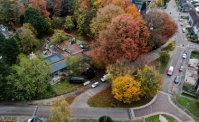 <p><em>De oude school aan het Ronduutje werd in november 2019 ontmanteld. Woonstichting Joost wil op die locatie twintig woningen laten bouwen. Volgens de begroting leverde de grondverkoop de gemeente 525.000 euro op. (Foto: Albert Stolwijk).</em> </p>