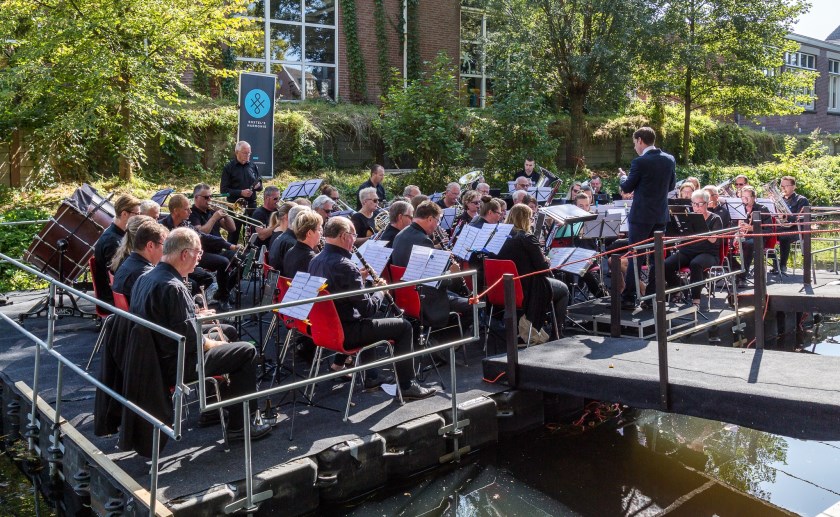 Tijdens het pontonconcert op de Dommel liet Boxtel’s Harmonie al iets horen van muziek uit One Night Only. (Foto: Hans van Doorn).