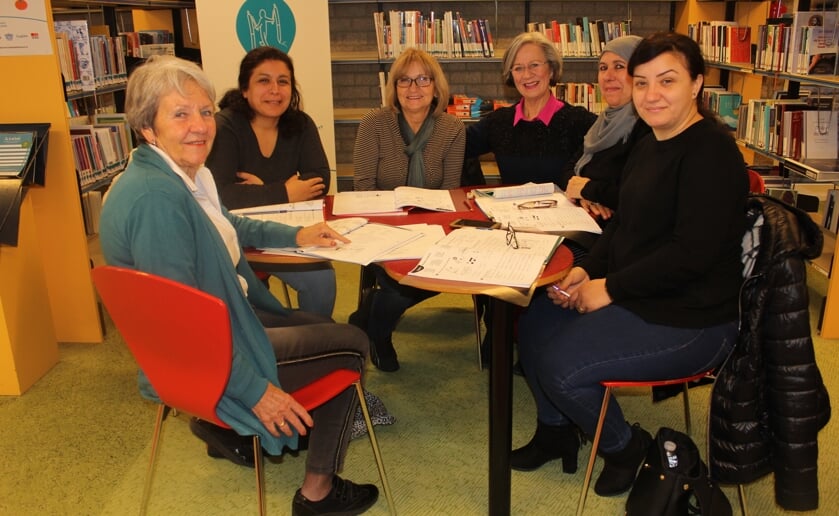 Jola Wouterse (4e van links) coördineert de Taalmaatjes van de bibliotheek en wordt daar blij van. Foto Wendy van Lijssel