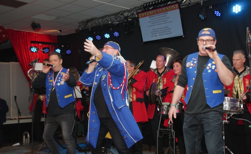 Het Kwekdeuntjesfist is in Indegat dé aftrap van het nieuwe carnavalsseizoen. Foto: Marieke van der Steen