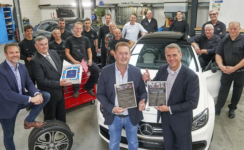 Sander Heikens reikte het certificaat uit. Het hele team van het bedrijf is uiteraard erg tevreden.