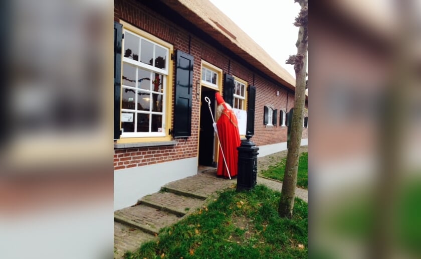 De Sint maakt zijn opwachting bij Kinderboerderij Boxtel.