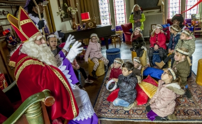 <p>Dit tafereel is dit jaar niet te zien. De schoolbezoeken in het kader van Stapel op Sint gaan in 2020 niet door. </p>