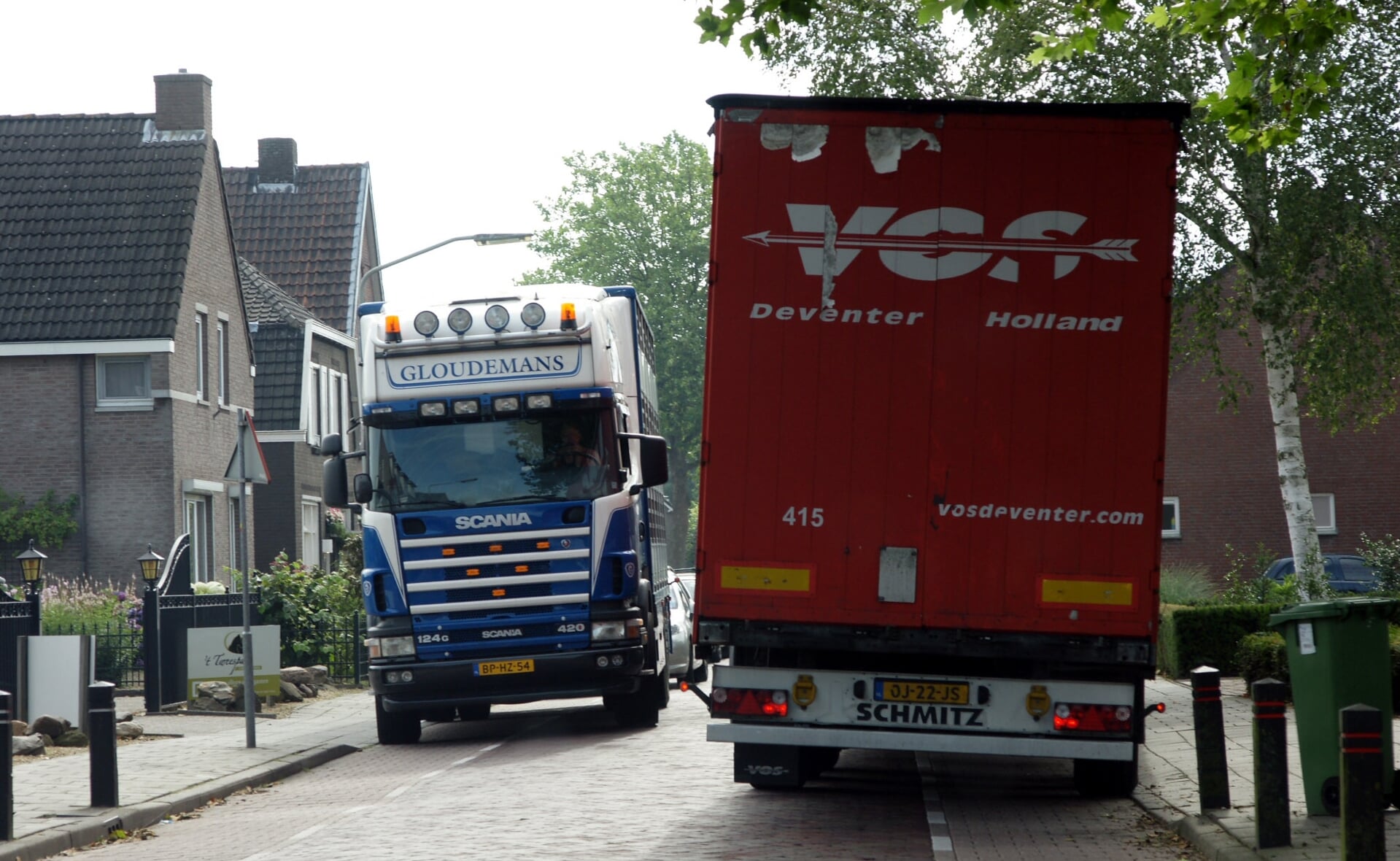 De gemeenteraad stemde in met D66 om onderzoek te doen naar een vrachtwagenverbod op de Kapelweg in buurtschap Kalksheuvel. (Archieffoto: Albert Stolwijk).